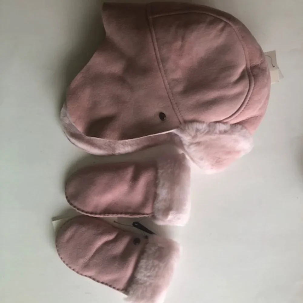 UGG KIDS LEATHER & REAL SHEARLING TRAPPER HAT AND MITTENS SET. SHEEPSKIN